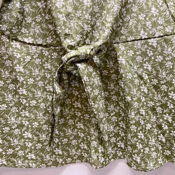 BloomChic Tie Front Floral V-Neck Blouse Women's Size 14-16 Sage Green Flowy NWT - Picture 3 of 12